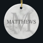 Personlig Monogram och Namn Marble Titta Julgransprydnad Keramik<br><div class="desc">Personlig Monogram och Namn Gift har personlig namn i grått och monogram i ljust grått som bakgrund,  i klassiskt serif font stil,  på vit marmorbakgrund. Perfekt för helgdag,  familjeåterförening och eventuella särskilda tillfällen.</div>