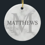 Personlig Monogram och Namn Marble Titta Julgransprydnad Keramik<br><div class="desc">Personlig Monogram och Namn Gift har personlig namn i grått och monogram i ljust grått som bakgrund,  i klassiskt serif font stil,  på vit marmorbakgrund. Perfekt för helgdag,  familjeåterförening och eventuella särskilda tillfällen.</div>
