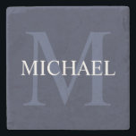 Personlig Monogram och Namn marinblått Stenunderlägg<br><div class="desc">Personlig Monogram och Namn Gifthar personlig namn i vitt och monogram i ljusblått som bakgrund,  i klassiskt serif font stil,  på marin blå bakgrund.

Perfekt som helgdag,  fars dag-gåva,  tack för marskalkar och gåva för särskilda tillfällen.</div>