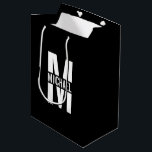 Personlig Monogram och Namn Medium Gift Bag<br><div class="desc">Personlig Monogram och Namn Giftsfeaturing personlig monogram i vitt fet modern sans serif font stil med box av namn i mitten på monogram på svart bakgrund.</div>