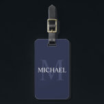 Personlig Monogram och Namn Navy Blue Bagagebricka<br><div class="desc">Personlig Monogram och Namn Giftfunktioner har personlig namn i vitt och monogram i ljusmarkt blått som bakgrund,  i klassiskt serif font stil,  i marin blå bakgrund.

Perfekt som helgdag-gåva,  fars dag-gåva,  tack för marskalkar och gåva för speciella tillfällen.</div>