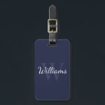 Personlig Monogram och Namn Navy Blue Bagagebricka<br><div class="desc">Personlig Monogram och Namn Giftfunktioner personlig namn i vitt skript,  teckensnitt stil och monogram i ljusbrun blå stil som bakgrund,  i marin blå bakgrund.

Perfekt som helgdag,  familjeåterförening,  tack för marskalkar och gåva för speciella tillfällen.</div>