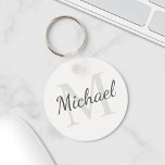 Personlig Monogram och Namn Nyckelring<br><div class="desc">Personlig Monogram och Namn Gift har personlig namn i grått-skriptteckensnitt stil och monogram i ljust grått serif font stil som bakgrund,  på vit bakgrund. Perfekt som helgdag,  familjeåterförening,  tack för marskalkar och gåva vid särskilda tillfällen.</div>