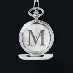 Personlig Monogram och Namn Pocket Watch Armbandsur<br><div class="desc">Personlig Monogram och Namn Gift har personlig monogram och namn i klassiskt serif font stil. Perfekt som fars dag-gåvor till pappa,  gåvor till marskalkar och vid särskilda tillfällen. Observera att marmordetaljer simuleras i teckningen. Ingen egentlig marmor kommer att användas i produktens skapar.</div>