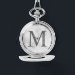 Personlig Monogram och Namn Pocket Watch Armbandsur<br><div class="desc">Personlig Monogram och Namn Gift har personlig monogram och namn i klassiskt serif font stil. Perfekt som fars dag-gåvor till pappa,  gåvor till marskalkar och vid särskilda tillfällen. Observera att marmordetaljer simuleras i teckningen. Ingen egentlig marmor kommer att användas i produktens skapar.</div>