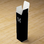 Personlig Monogram och Namn Presentask För Vinflaska<br><div class="desc">Personlig Monogram och Namn Giftsfeaturing personlig monogram och namn i klassiskt serif font stil.

Perfekt som fars dag-gåvor till pappa,  gåvor till farfar,  make,  brudgummi,  bäste man,  marskalkar med mera.</div>