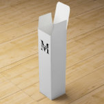 Personlig Monogram och Namn Presentask För Vinflaska<br><div class="desc">Personlig Monogram och Namn Giftsfeaturing personlig monogram och namn i klassiskt serif font stil.

Perfekt som fars dag-gåvor till pappa,  gåvor till farfar,  make,  brudgummi,  bäste man,  marskalkar med mera.</div>