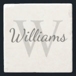 Personlig Monogram och Namn Stenunderlägg<br><div class="desc">Personlig Monogram och Namn Gift har personlig namn i grått-skriptteckensnitt stil och monogram i ljust grått serif font stil som bakgrund. Perfekt som helgdag,  fars dag-gåva,  familjeåterföreningsgåva,  tack för marskalkar och gåva vid särskilda tillfällen.</div>