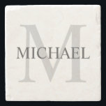 Personlig Monogram och Namn Stenunderlägg<br><div class="desc">Personlig Monogram och Namn Giftfunktioner personlig namn i grått och monogram i ljust grått som bakgrund,  i klassiskt serif font stil.

Perfekt som helgdag-gåva,  fars dag-gåva,  tack för marskalkar och gåva för speciella tillfällen.</div>