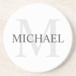 Personlig Monogram och Namn Underlägg<br><div class="desc">Personlig Monogram och Namn Gift har personlig namn i grått och monogram i ljust grått som bakgrund,  i klassiskt serif font stil,  på vit bakgrund. Perfekt som helgdag,  fars dag-gåva,  tack för marskalkar och gåva för särskilda tillfällen.</div>