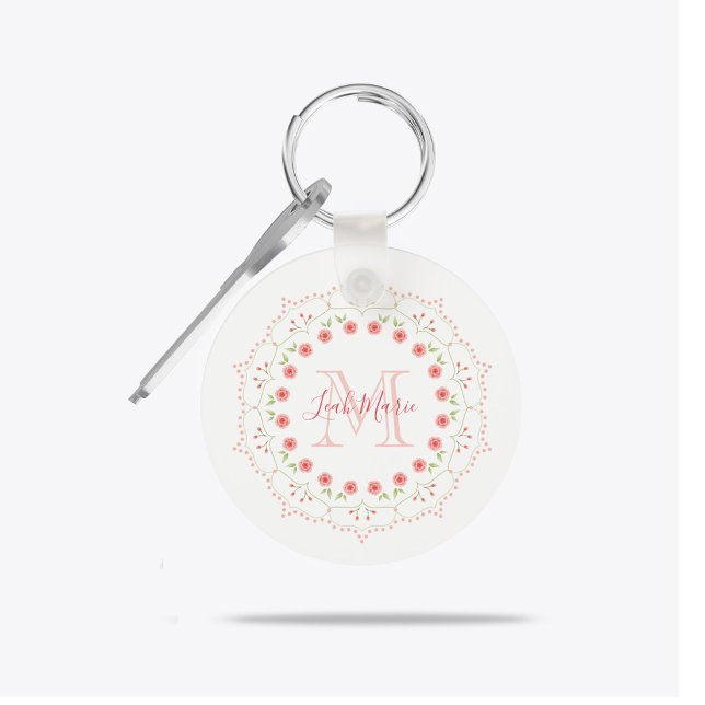 Personlig monogramkrans med persikoblommor nyckelring (Peach floral wreath monogram keychain with blush flowers and custom initial name design.)