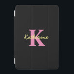 Personlig Monogrammed svart modern iPad Mini Skydd<br><div class="desc">En vacker personlig med monogrammatisk utformning som använder ditt namn och din ursprungliga form av kontaktpunkt. Elegant serif-teckensnitt används för ditt initiala och handskrivna skriptteckensnitt för ditt namn. Anpassa den här designen med ditt namn och ditt ursprungliga namn och gör den till din egen moderna design. Perfekt födelsedagspresent, daghemsdekoration, biltillbehör,...</div>