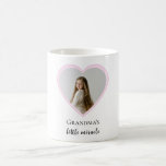 Personlig mormors lilla Miracle Heart Photo Kaffemugg<br><div class="desc">Grattis till att vara mormor med den här hjärtliga "mormors lilla Miracle" mugg! Med ett anpassade hjärtformat foto och personlig är muggen den perfekt som krävs för att visa ett älskat barnbarn. En rörande gåva för födelsedagar, helgdagar, Mor dag, eller bara för att - det är en daglig påminnelse om...</div>
