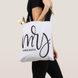 Personlig "Mrs" - elegantens svarta skript, Tygkasse<br><div class="desc">Vi presenterar "Eleganten Mrs. Script - Personlig Tote Bag", en vackert designad karr som firar ett nytt kapitel i hennes liv. Den här handväskan är en perfekt som blandar elegans och funktionalitet, skapar den som en idealisk gåva för den nyfödda eller varje kvinna som går in i en ny roll...</div>