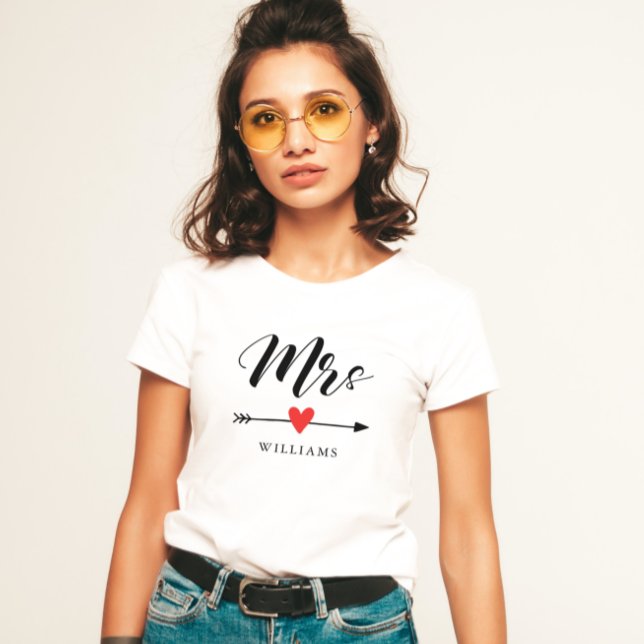 Personlig Mrs. with Heart and Arrow T Shirt (Skapare uppladdad)