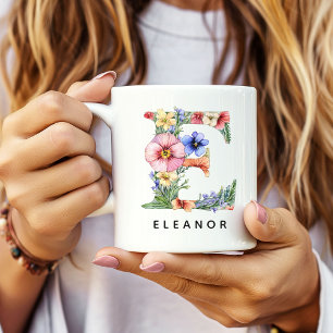 Personlig mugg med blommig alfabet för henne, pres