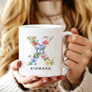 Personlig mugg med blommig bokstav - examenspresen