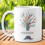 Personlig Multifärgat Träd-kaffe Mugg<br><div class="desc">Snyggten mugg har ett färglöst mosaiskt träd. Anpassade enkelt med ditt namn. Använda alternativet Anpassa ytterligare om du vill ändra texten storlekt, stil eller färg om du vill. Eftersom vi skapar vår egen teckning kommer du inte att hitta just den här bilden från andra designers. Original Mosaic © Michele Davies....</div>