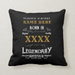 Personlig Namn-år Retro Legend Black Birthday Kudde<br><div class="desc">För dem som firar sin födelsedag har vi den idealiska födelsedagen dekorativ kudde med en vintage känsla. Den svarta bakgrunden med en vit och guld vintage-typografi är enkel och ändå elegant med en retrokänsla. Anpassa enkelt texten för den här födelsedagspresenten med hjälp av den mall som tillhandahålls. Se i butiken...</div>