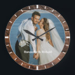 Personlig Namn Bröllop Photo Rustic Mörk Wood Stor Klocka<br><div class="desc">Personligens fotoklocka med ett rustiskt ram som är perfekt som en julklapp i bröllop,  en ny hemmauppvärmningspregift för de nygifta och en unik keepsakpresentgåva.</div>