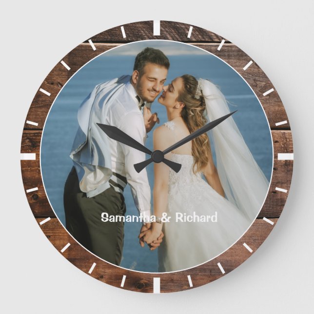 Personlig Namn Bröllop Photo Rustic Mörk Wood Stor Klocka (Framsida)