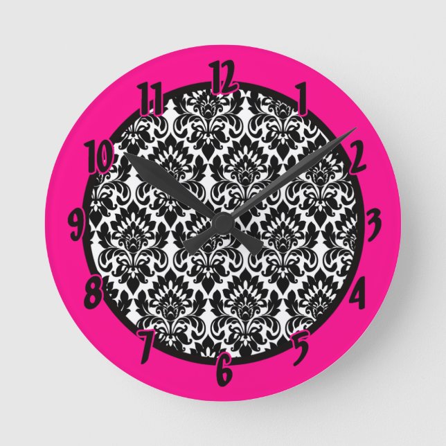 Personlig Namn Clock Black "Shock rosa" Damask Rund Klocka (Framsida)