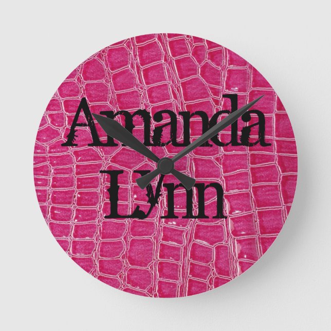Personlig Namn Clock Shock rosa Croc Crokodile Rund Klocka (Framsida)