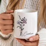 Personlig Namn Coquette Birtud februari Kaffemugg<br><div class="desc">Hans vackra anpassningsbar mugg har förlossningsblomman från februari, iris, skapar den perfekten för en brud, mamma eller mormor. Med en känslig, handdragen bukett design tillför personlig mugg en smula elegans till alla morgonkaffe- eller terutiner. Du kan anpassa den med mottagarens namn, skapar den som en tankfull och meningsfull gåva till...</div>