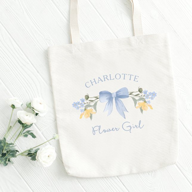 Personlig Namn Dusty Blue Cute Bow Flower Girl Tygkasse (Cute flower girl tote with her personalized name and a cute dusty blue bow with wildflowers.)