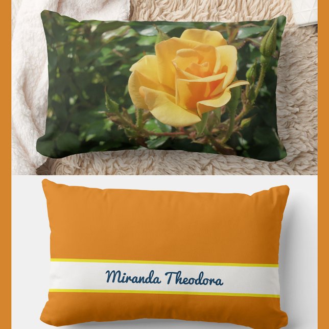 Personlig Namn Gorgous Gul ros Lumbarkudde (Modern, elegant personalized name accent pillow with stylish calligraphy script. Yellow rose photo)