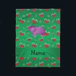 Personlig namn hippo grönt polkagrisar box fleecefilt<br><div class="desc">Skapa din egen anpassningsbar-Personlig och lägg bara till ditt namn (familj namn),  monogram,  hälsning eller initialer eller säga söt tecknad hippo med lila grönt,  julgranar grönt och röda trålar vid polkagrisar mönster och grönt rand. Cute hippo julklapp.</div>