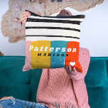 Personlig Namn i  för färgad Mid Century-Abstrakt Kudde<br><div class="desc">Personligen Namn Dekorativ kudde Cushions för färgfull Mid Century-Abstrakt har ett färgstarkt rand mönster med din personlig namn i ett vanligt svart och vitt skript på abstraktens bakgrund. Anpassa genom att redigera texten i textrutorna. Perfektens gåva till födelsedag, jul, Mors dag, syster, kusiner, bästa vänner med mera. Designad av ©Evco...</div>