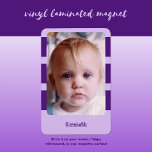 Personlig namn lägg till bild med lila rand magnet<br><div class="desc">Visa av stil med en anpassningsbar kylmagnet! Med den här coolan kan du lägga till ditt favoritfoto och namn på en blek lila-bakgrund med lila rand. Laminatet behållor ditt foto skyddat från repor och toning, så det ser underbart ut i evigheter. Perfekt till kylskåpet, skåpet eller någon annanstans som behöver...</div>