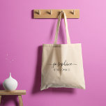 Personlig Namn Lila Bridesmaid Tygkasse<br><div class="desc">Visa uppskattning för dina brudar med vår Personlig Elegant Script Namn Bridesmaid Anpassningsbar Tote Bag. Den här väskan har ett typsnitt av eleganten som visar varje bridesads namn, vilket gör att du får en personlig beröring i dina brudens sida-presenter. Anpassa den med namn, så får du en tankfull och praktisk...</div>