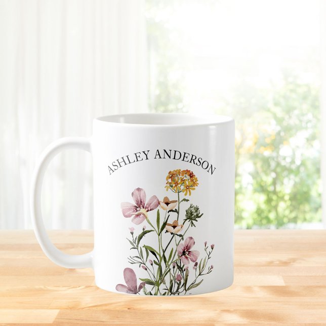 Personlig Namn Lila Gult WildblomBouquet Kaffemugg (In situ Kitchen table)