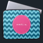 Personlig Namn Monogram Blue Chevron<br><div class="desc">Modern och trendiget schevron mönster i blå nyans. Anpassa detta genom att lägga till ditt namn. Klicka på knappen "Anpassa" och du kan enkelt ersätta platshållartexten för att lägga till texten.</div>