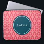 Personlig Namn Monogram Geometrisk Rosa Laptop Fodral<br><div class="desc">Modern geometrisk mönster i rosa med mörkens tealskuggningsetikett. Anpassa detta genom att lägga till ditt namn. Klicka på knappen "Anpassa" och du kan enkelt ersätta platshållartexten för att lägga till texten.</div>