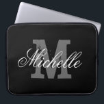 Personlig namn monogram laptop sleeve | Svart<br><div class="desc">Personlig namn monogram laptop sleeve | Svart. Elegantens typografi med första brev som monogrammet.</div>