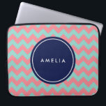 Personlig Namn Monogram Light Blue & Rosa Laptop Sleeve<br><div class="desc">Modern och trendiget kastar mönster i en ljusblå och rosa pastellskugga. Anpassa den här sleeven genom att lägga till ditt namn. Du kan enkelt ersätta platshållartexten om du vill lägga till texten. Om du vill ha fler alternativ,  till exempel att ändra teckensnitt,  klickar du storlekt på knappen "Anpassa".</div>