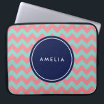 Personlig Namn Monogram Light Blue & Rosa Laptop Sleeve<br><div class="desc">Modern och trendiget kastar mönster i en ljusblå och rosa pastellskugga. Anpassa den här sleeven genom att lägga till ditt namn. Du kan enkelt ersätta platshållartexten om du vill lägga till texten. Om du vill ha fler alternativ,  till exempel att ändra teckensnitt,  klickar du storlekt på knappen "Anpassa".</div>