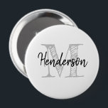 Personlig namn monogram, stor storlekare rundknapp knapp<br><div class="desc">Personlig namn monogram en stor storlekare rundknapp. Klassen svart och vit design med snyggt vintage-handskriftsformat. Utformningen av stil för vänner, familj, brud, brudar, maid of honor, blommor, gäster från bröllop etc. Monogrammade ursprungliga brev med handskriftstext för elegant. Ändra kvantitet för att få billigten prisare. Skapa egna namnbrickor för insamling, evenemang,...</div>