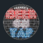 Personlig Namn Patriotic Beer Sign Brewery Pub Darttavla<br><div class="desc">Anpassa denna verkligt unika,  unika patriotiska Neon Beer Sign Stil Gift. Perfekt som tillägg till grottan (eller kvinnogrottan!),  hembryggeriet,  hot rod klassiskt bilverkstad eller köket pub. Anpassa med namn eller Anpassningsbar Text!</div>