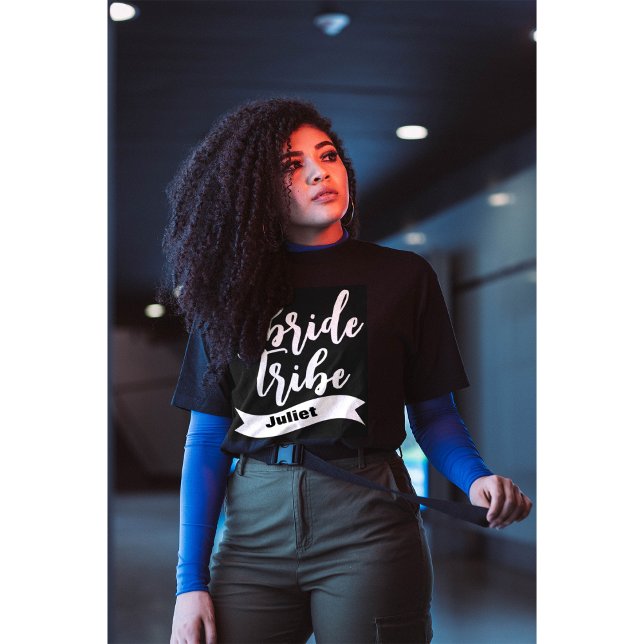 Personlig Namn Ribbon Modern Script Bride Tribe T Shirt (Skapare uppladdad)