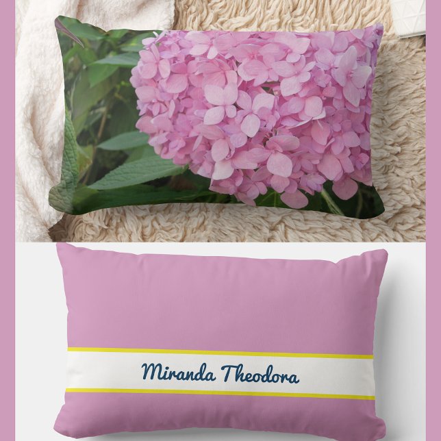Personlig Namn Rosa Hydrangea Flowers Lumbarkudde (Modern, elegant personalized name accent pillow. Photo of pink purple hydrangea. Calligraphy script)