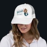 Personlig Namn Sjöjungfru Bachelorette Keps<br><div class="desc">Fira hennes "sista stänk" i stil med den personlig sjöjungfrun bachelorette namn på hatt! Med en roligt, illustrerad sjöjungfru som bär ett streck och tar upp ett champagneglas, ställs den här designen mot en rik marin blå bakgrund för ett elegant, havsininspirerat utseende. Perfekt som partiförmån för kustnära, nautiska eller strandnära...</div>