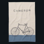 Personlig Namn Vintage Bicycle Bike Snyggt Kökshandduk<br><div class="desc">Ta med en liten bit charm till köket med den här personlig vintagens kökshandduk. Med en tidlös cykelillustration på en snyggt som är rakad bakgrund med ett fetstilt marinaccent, är den här handduken perfekt för att cykla entusiaster, vintage älskare, och de som uppskattar den roliga men moderna hemskretsen. Perfekt för...</div>