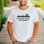Personlig Namn Vitklass 2024 Studenten T Shirt<br><div class="desc">Den moderna studenten-t-shirt-designen i den vita anpassningsbarna har student först namn i fet svart dekorativ stil med gradsockelaccent (kan placeras på nytt om det behövs) och minimala ordalydelser för klassår och namn som kan vara personlig med informationen från din grad. Vi kan notera att vi kan ändra på T-skjortan färg...</div>