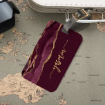 Personlig Namnteckning Burgundy Red Guld Agate Bagagebricka<br><div class="desc">Anpassa den här elegantens moderna design med ditt namn i lodrät guld-färgad namnteckning handskript på en burgundröd bakgrund med en gräns av burgudisk vattenfärgagat som trimmas med guld faux glitter. (Om du vill behålla utslagen i början och slutet av namn ersätter du bara brev och lämnar symbolerna i ställe.)</div>