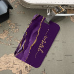 Personlig Namnteckning Lila Guld Agate Bagagebricka<br><div class="desc">Anpassa den här elegantens moderna design med ditt namn i lodrät guld-färgad namnteckning handskript på lila bakgrund med en gräns av lila vattenfärgsagat trimmad med guld faux glitter. (Om du vill behålla utslagen i början och slutet av namn ersätter du bara brev och lämnar symbolerna i ställe.)</div>
