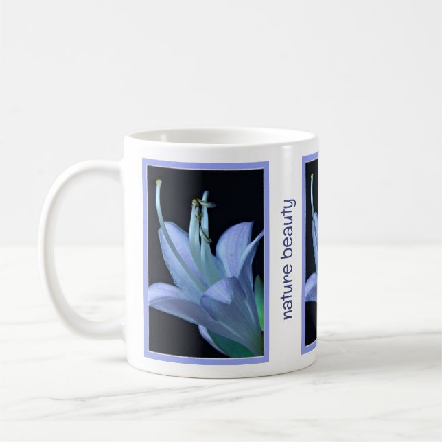 Personlig Naturskönhet Hosta Blomma i Blå Kaffemugg (Vänster)